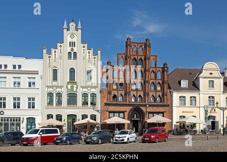 Restaurants an der Wasserkunst und Alter Schwede, Marktplatz, Wismar, Mecklenburg-Vorpommern, Deutschland Stockfoto