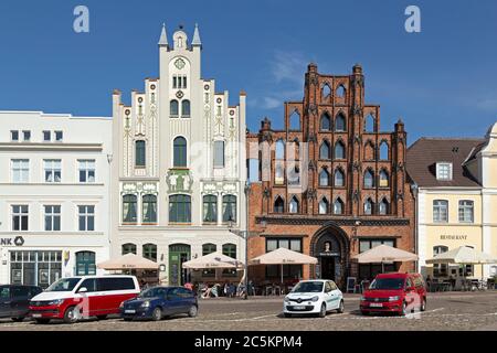 Restaurants an der Wasserkunst und Alter Schwede, Marktplatz, Wismar, Mecklenburg-Vorpommern, Deutschland Stockfoto