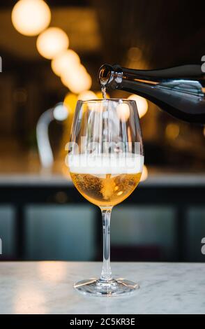 Glas von hartem Apfelwein, der in einer Bar gegossen wurde Stockfoto