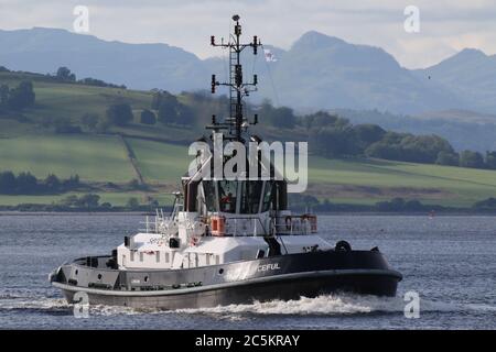 SD Resourceful, ein ATD 2909-Klasse Schlepper von Serco Marine Services, passiert East India Harbour in Greenock. Stockfoto