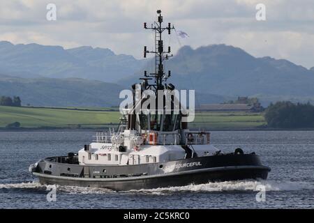 SD Resourceful, ein ATD 2909-Klasse Schlepper von Serco Marine Services, passiert East India Harbour in Greenock. Stockfoto