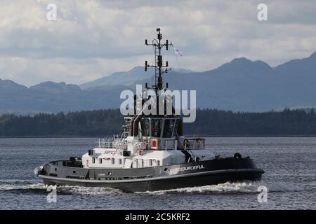 SD Resourceful, ein ATD 2909-Klasse Schlepper von Serco Marine Services, passiert East India Harbour in Greenock. Stockfoto