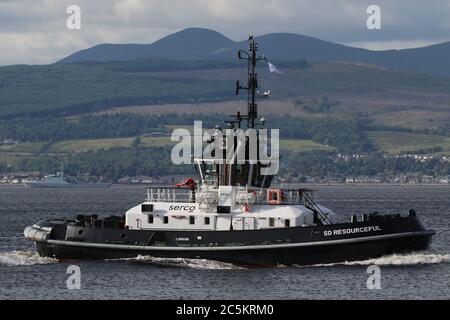 SD Resourceful, ein ATD 2909-Klasse Schlepper von Serco Marine Services, passiert East India Harbour in Greenock, mit HMS Tamar im Hintergrund. Stockfoto