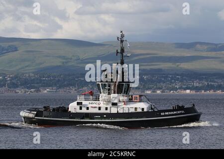 SD Resourceful, ein ATD 2909-Klasse Schlepper von Serco Marine Services, passiert East India Harbour in Greenock. Stockfoto