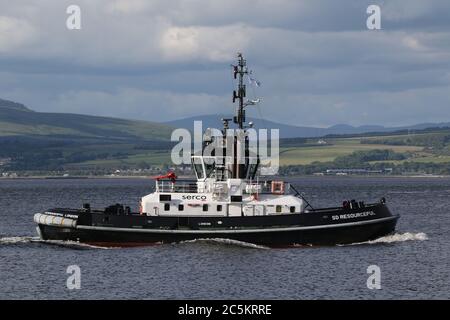 SD Resourceful, ein ATD 2909-Klasse Schlepper von Serco Marine Services, passiert East India Harbour in Greenock. Stockfoto