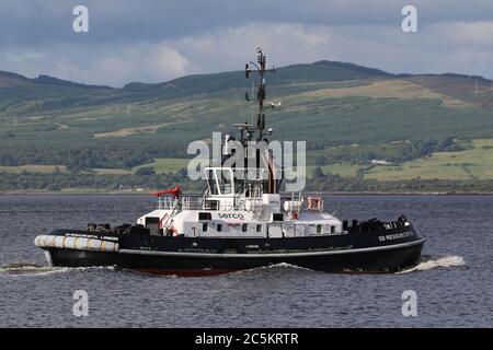 SD Resourceful, ein ATD 2909-Klasse Schlepper von Serco Marine Services, passiert East India Harbour in Greenock. Stockfoto