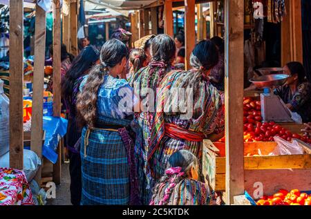 Maya-Ureinwohner auf dem lokalen Markt von Solola in der Nähe des Atitlan-Sees, Panajachel, Guatemala. Stockfoto