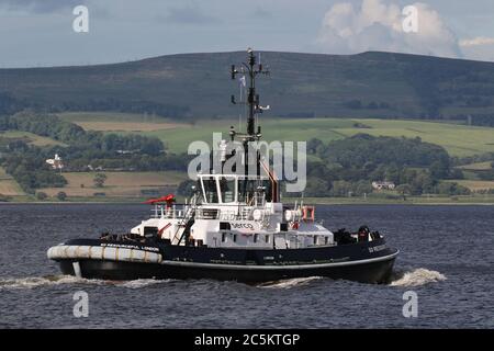 SD Resourceful, ein ATD 2909-Klasse Schlepper von Serco Marine Services, passiert East India Harbour in Greenock. Stockfoto