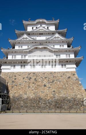 Hauptgehegen (Tenshukaku) der Burg Himeji nach der Reparatur endete 2015. Nationaler Schatz Japans und UNESCO-Weltkulturerbe Stockfoto