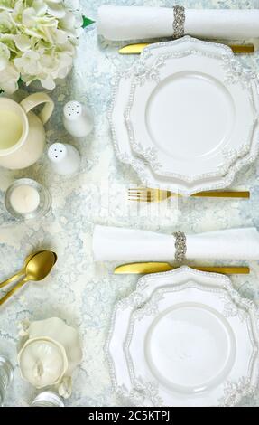 Weiße Ästhetik elegante feine china-Veranstaltungen Tisch Einstellungen Overhead für Hochzeiten, Weihnachten, Thanksgiving oder Valentinstag. Ansicht Creative CO Stockfoto