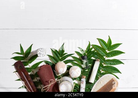 Naturheilbad und Aromatherapie Hautpflegeprodukte mit Bad-Accessoires einschließlich Peeling Peelings, Öle, Schwämme, Badebomben und Seifen. Stockfoto