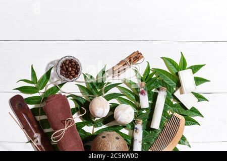 Naturheilbad und Aromatherapie Hautpflegeprodukte mit Bad-Accessoires einschließlich Peeling Peelings, Öle, Schwämme, Badebomben und Seifen. Stockfoto