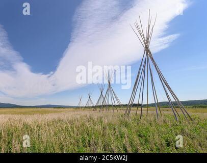 Tipi-Polen im Stoney Indian Reserve in Morley, Alberta, Kanada Stockfoto