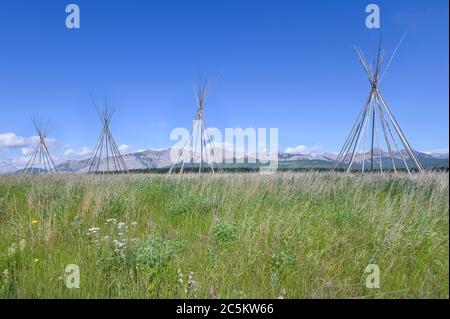 Tipi-Polen im Stoney Indian Reserve in Morley, Alberta, Kanada Stockfoto