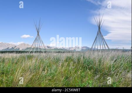 Tipi-Polen im Stoney Indian Reserve in Morley, Alberta, Kanada Stockfoto