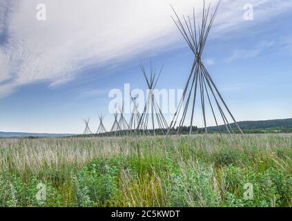 Tipi-Polen im Stoney Indian Reserve in Morley, Alberta, Kanada Stockfoto