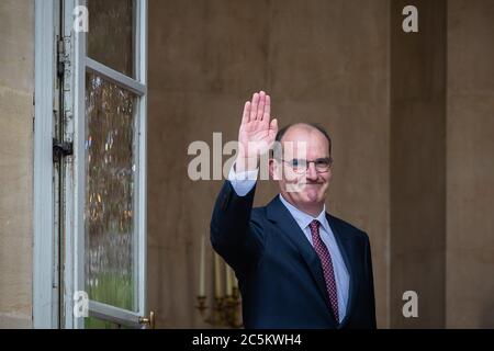 Paris, Frankreich. Juli 2020. Jean Castex winkt bei der Übergabe im Innenhof des Hotel Matignon in Paris, Frankreich, am 3. Juli 2020. Jean Castex, ein 55-jähriger Beamter, der der französischen Öffentlichkeit nicht bekannt ist, wurde von Präsident Emmanuel Macron zum neuen Premierminister ernannt, um Edouard Philippe zu ersetzen, wie der französische Präsidentenpalast am Freitag angekündigt hatte. Quelle: Aurelien Morissard/Xinhua/Alamy Live News Stockfoto