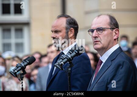 Paris, Frankreich. Juli 2020. Edouard Philippe (L) und Jean Castex nehmen an der Übergabe im Innenhof des Hotel Matignon in Paris, Frankreich, am 3. Juli 2020 Teil. Jean Castex, ein 55-jähriger Beamter, der der französischen Öffentlichkeit nicht bekannt ist, wurde von Präsident Emmanuel Macron zum neuen Premierminister ernannt, um Edouard Philippe zu ersetzen, wie der französische Präsidentenpalast am Freitag angekündigt hatte. Quelle: Aurelien Morissard/Xinhua/Alamy Live News Stockfoto