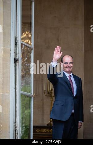 Paris, Frankreich. Juli 2020. Jean Castex winkt bei der Übergabe im Innenhof des Hotel Matignon in Paris, Frankreich, am 3. Juli 2020. Jean Castex, ein 55-jähriger Beamter, der der französischen Öffentlichkeit nicht bekannt ist, wurde von Präsident Emmanuel Macron zum neuen Premierminister ernannt, um Edouard Philippe zu ersetzen, wie der französische Präsidentenpalast am Freitag angekündigt hatte. Quelle: Aurelien Morissard/Xinhua/Alamy Live News Stockfoto