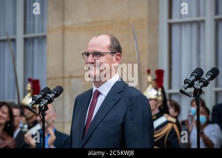 Paris, Frankreich. Juli 2020. Jean Castex nimmt an der Übergabe im Innenhof des Hotel Matignon in Paris, Frankreich, am 3. Juli 2020 Teil. Jean Castex, ein 55-jähriger Beamter, der der französischen Öffentlichkeit nicht bekannt ist, wurde von Präsident Emmanuel Macron zum neuen Premierminister ernannt, um Edouard Philippe zu ersetzen, wie der französische Präsidentenpalast am Freitag angekündigt hatte. Quelle: Aurelien Morissard/Xinhua/Alamy Live News Stockfoto