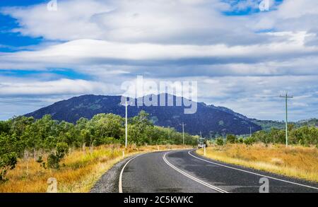 Die charakteristischen schwarzen Boulderhügel des Black Mountain National Park vom Mulligan Highway, Shire of Cook, Far North Queensland, Australien aus gesehen Stockfoto