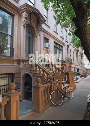 New York City, Straße mit braunen Steinhäusern Stockfoto