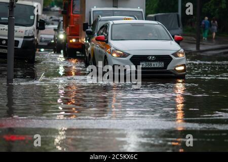 Moskau 18/06/2020 Autos im Stadtverkehr nach starkem Regen durch Hochwasser Stockfoto