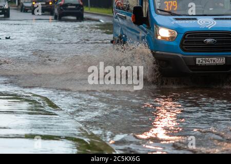 Moskau 18/06/2020 Autos nach starkem Regen fahren in Wasser Flut, feste Route Taxi-Bus Nahaufnahme Stockfoto