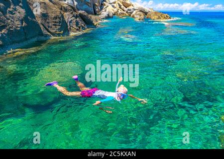 Weibliche Schnorcheln in Sant 'Andrea Strand und Cote Piane Seite auf der Insel Elba. Tourist Frau in klaren Gewässern des Tyrrhenischen Meeres auf Urlaubsreise in Italien