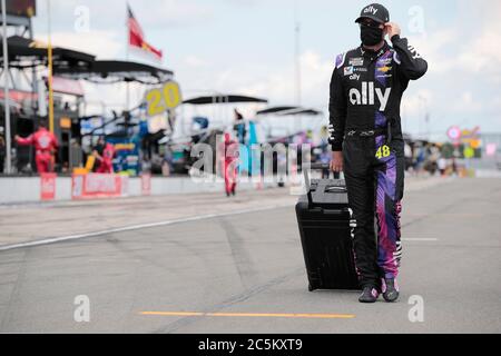 Long Pond, Pennsylvania, USA. Juni 2020. Jimmie Johnson (48) macht sich bereit für die Pocono 350 auf dem Pocono Raceway in Long Pond, Pennsylvania. Kredit: Stephen A. Arce/ASP/ZUMA Wire/Alamy Live Nachrichten Stockfoto