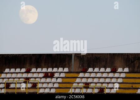 Salerno, Italien 3. Juli 2020. Vollmond hinter den leeren Ständen des Arechi-Stadions wegen der Anti-Coronavirus-Gesetze, während des Spiels zwischen Salernitana - Juve stabia, italienische Fußballliga-Serie B. Credit: Vincenzo Izzo / Alamy Live News Stockfoto