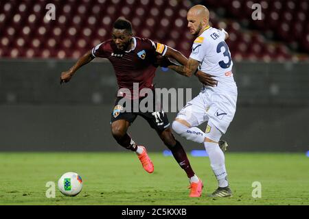 Salerno, Italien 3. Juli 2020. Akpa Akpro Spieler aus Salernitana, während eines Spiels in der italienischen Serie B Meisterschaft zwischen Salernitana - Juve Stabia endete mit dem Sieg von Salernitana, ein Spiel im Arechi-Stadion in Salerno gespielt. Kredit: Vincenzo Izzo / Alamy Live Nachrichten Stockfoto