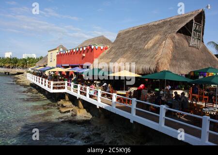 Strohdächer in Cozumel, Mexiko mit Formen und Formen. Stockfoto