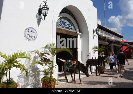 Souvenirladen in Cozumel, Mexiko an einem sonnigen Tag. Stockfoto