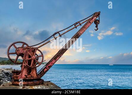 Alter Roter Rusty Kranich bei Meer bei Dämmerung Stockfoto