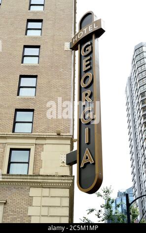 Ein Schild ist auf der Seite des luxuriösen Rosewood Hotels Hotel Georgia an der W. Georgia Street in der Innenstadt von Vancouver, British Columbia, C angebracht Stockfoto