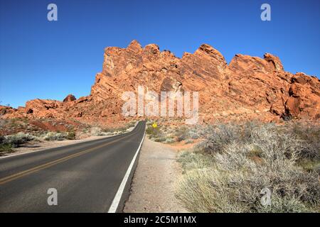 Nevada Highway 169 ist eine landschaftlich reizvolle Nebenstraße des Bundesstaates Nevada. Die zweispurige Autobahn führt durch das Tal des Feuers und bietet eine malerische Aussicht auf die Berge und die Wüste. Stockfoto