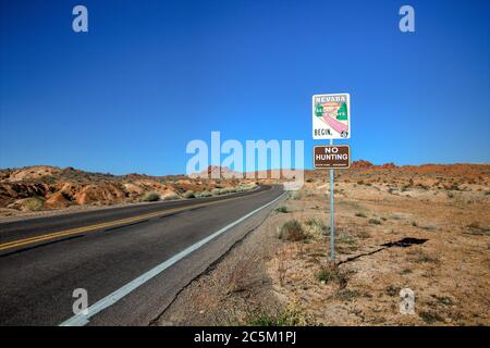 Schild, das Nevada Highway 169 als landschaftlich reizvolle Nebenstraße bezeichnet. Die zweispurige Autobahn führt durch das Tal des Feuers und bietet malerische Berge und Wüste Stockfoto