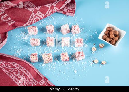 Rote Gelee Würfel und Nüsse Stockfoto