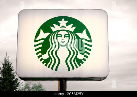 Mackinaw City, Michigan, USA - 30. Mai 2020: Nahaufnahme eines beleuchteten Starbucks-Schildes mit Logo in horizontaler Ausrichtung. Stockfoto