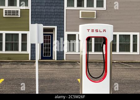 Mackinaw City, Michigan, USA - 30. Mai 2020: Tesla-Elektroauto-Ladestation auf einem Parkplatz im kleinen Ferienort Mackinaw City im Mittleren Westen. Stockfoto