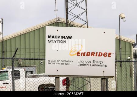 Mackinaw City, Michigan, USA - 30. Mai 2020: Außenansicht der Ölpumpenstation Enbridge Inc. An der Straße von Mackinaw. Stockfoto