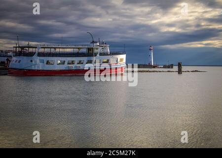 St Ignace, Michigan, USA - Mackinaw Island Fähre und der Wawatam Leuchtturm in der kleinen Stadt Küstendorf St. Ignace auf der Upper Peninsula. Stockfoto