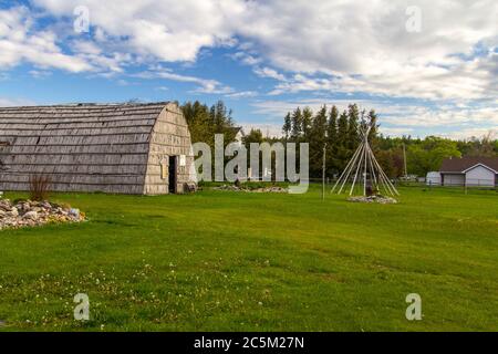 St. Ignace, Michigan, USA - 31. Mai 2020: Gelände des Ojibwa Native American Museum in der Stadt St. Ignace. Das Museum konzentriert sich auf die Geschichte und Stockfoto