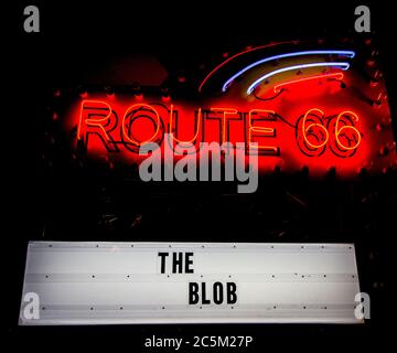 Elk City, Oklahoma, USA - 27. April 2019: Retro neon Zeichen einer Route 66 fahren Sie auf der historischen Route 66 Museum in Oklahoma. Stockfoto