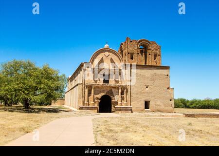 Außenansicht der Tumacacori Mission im spanischen Stil in Arizona. Das historische Gebäude ist heute das Herzstück des Tumacacori National Historical Park Stockfoto