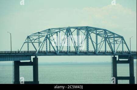 Virginia, USA - 29. Juni 2020 - die blaue Hängebrücke am Chesapeake Bay Bridge Tunnel Stockfoto