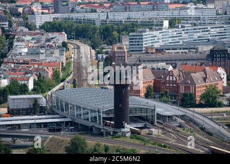 Berlin, Deutschland. Juli 2020. Der ehemalige Wasserturm am Bahnhof Ostkreuz. Quelle: Paul Zinken/dpa/ZB/dpa/Alamy Live News Stockfoto