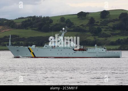 MPV Hirta, ein Fischereischutzschiff von Marine Scotland, passiert Greenock, als sie sich auf den Weg macht, um in Schottlands Gewässern zu patrouillieren. Stockfoto