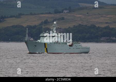 MPV Hirta, ein Fischereischutzschiff von Marine Scotland, passiert Gourock, als sie sich auf den Weg macht, um in Schottlands Gewässern zu patrouillieren. Stockfoto